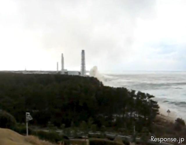 福島第一原発 しぶきを上げる津波（動画キャプチャ　動画提供＝東京電力）