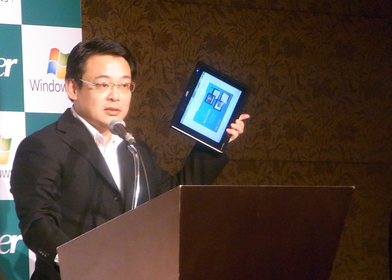 「ICONIA TAB W500」を掲げる日本エイサー代表取締役社長のボブ・セン氏