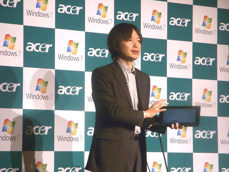 実際にデモンストレーションを行なった日本マイクロソフト UX＆クライアント プラットフォーム推進部 エバンジェリストの田中達彦氏