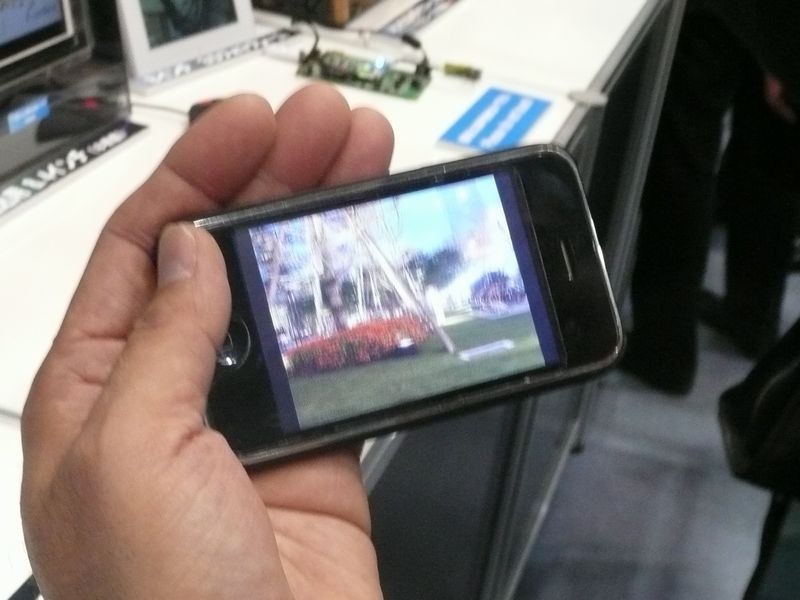 3D変換フィルムをiPhone3G／3GSに張り付けて、3D立体コンテンツを視聴できる