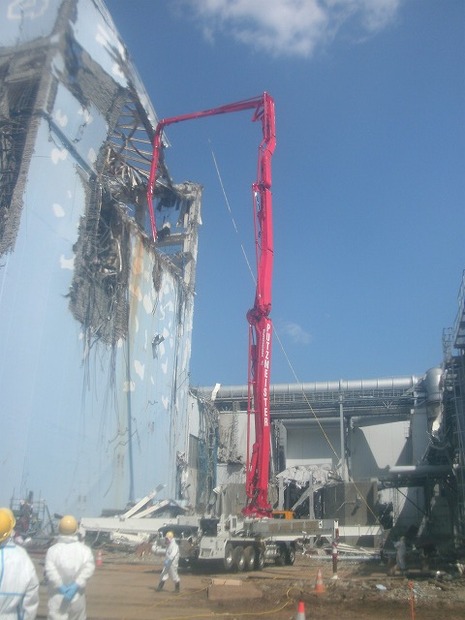 4号機の燃料プールからの採水作業の様子