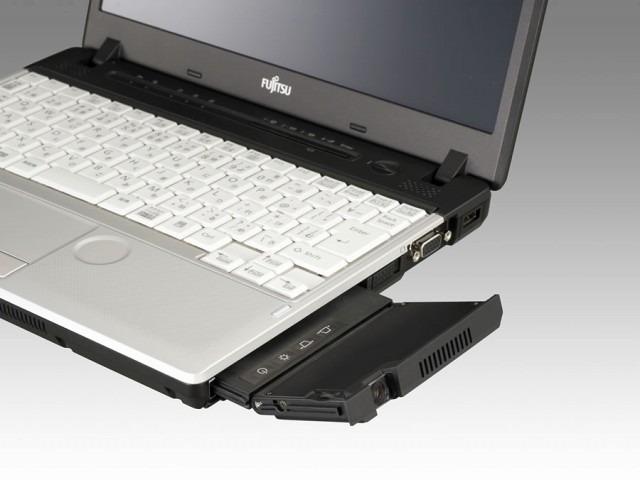 「LIFEBOOK S761/C」とモバイルプロジェクターユニット
