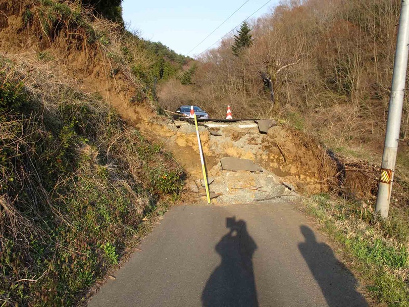 いわき市田人町塩ノ平　田人中学校北側の道路を切る地表地震断層（東京大学地震研究所）