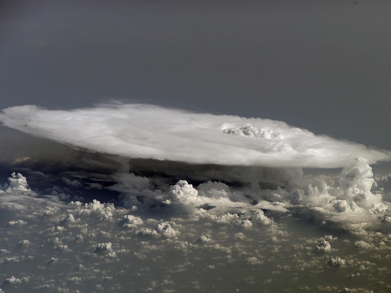 大気不安定によりアフリカ大陸の上空に発生した入道雲（c）NASA