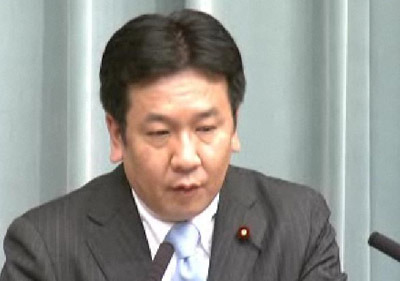 会見で答える枝野長官