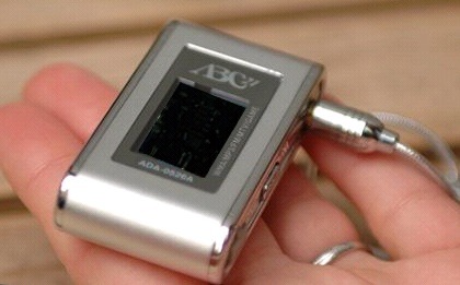　ABC 21は、0.9型フルカラー有機ELディスプレイを搭載し、映像/音楽再生・ボイスレコーダー・FMラジオ録音再生・ゲーム機能を持ったフラッシュメモリタイプのポケットメディアプレーヤー「ADA-0526A」を5月上旬に発売する。
