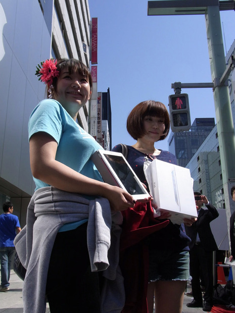 右は今回購入した日本モデル、左はアメリカで購入したものという女子二人組