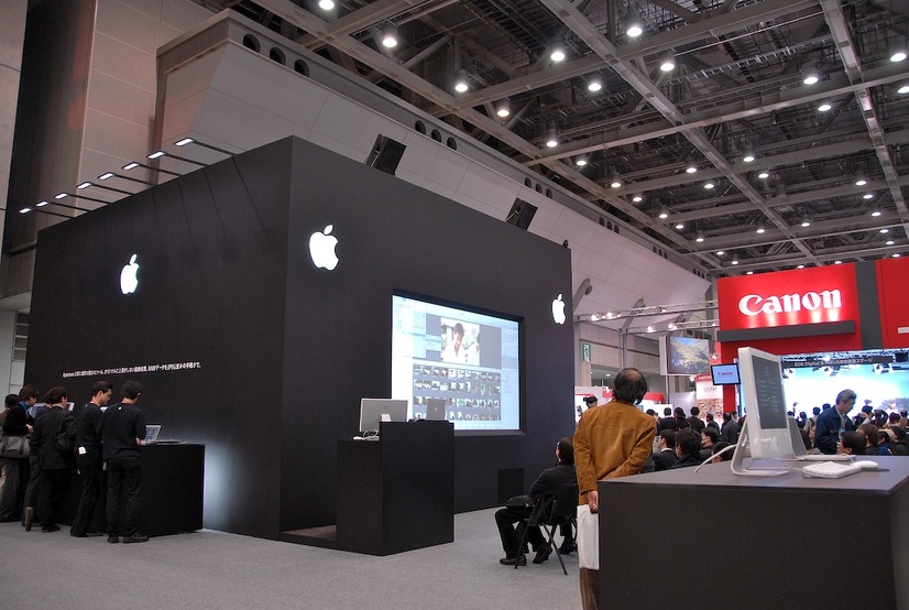 アップルブースは黒い直方体で、Apertureのステージを展開。その両側ではハンズオンで実際に解説付きでさわれるようになっていた
