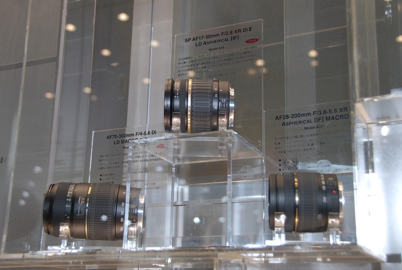 新製品は3本あったが、一番の注目はとブースで尋ねると、17-50mm/F2.8のデジタル一眼レフ専用レンズという答えが返ってきた。28-75mm相当である
