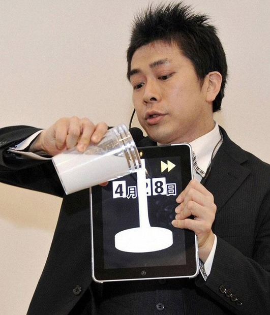 iPadマジックを披露する内田氏