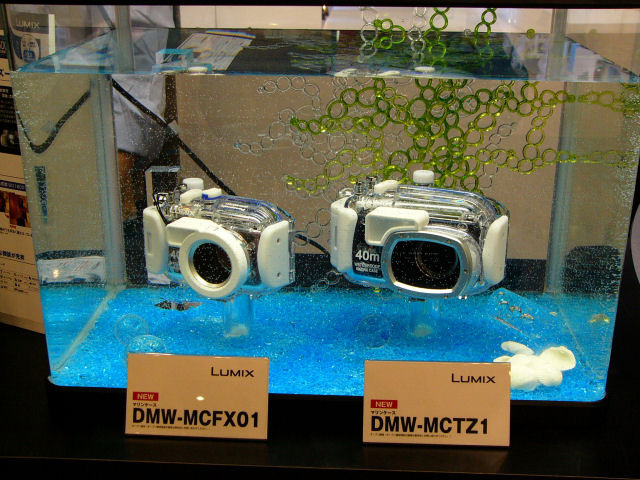 それぞれDMC-FX01とDMC-TZ1に対応する水中ハウジング。マリンスポーツを楽しむ人は、ぜひ揃えておきたいアイテムだ。