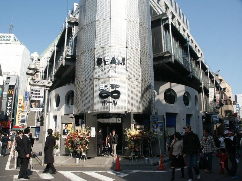 渋谷宇田川町センター街のBEAM地下が、「ヨシモト∞」ホールだ