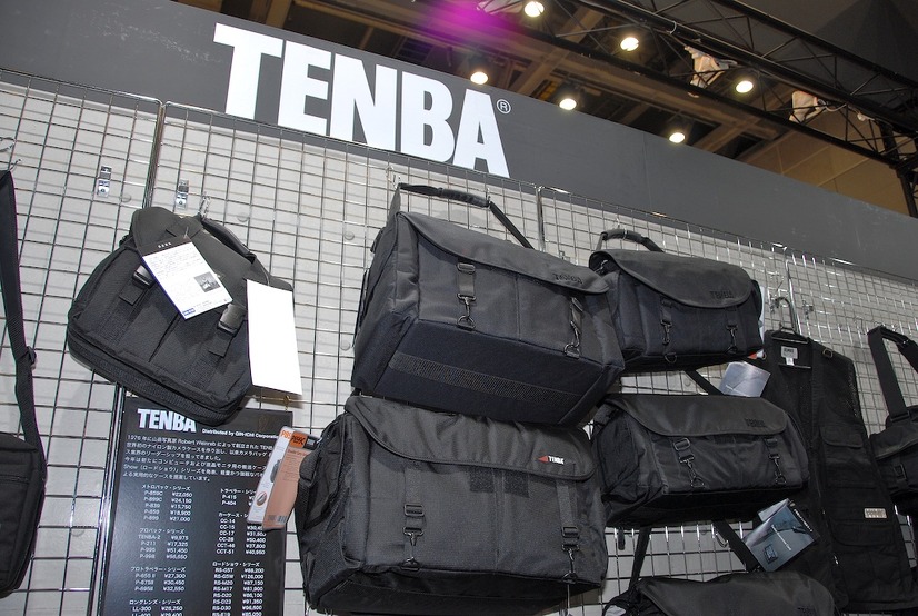 カメラバッグの代名詞ともいえるTENBAの新作はメトロパックII。このシリーズにはノートPCが入るタイプとカメラのみのタイプがあり、後者が新作