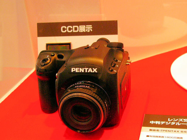PENTAX 645シリーズの豊富な資産を活かせる1,800万画素クラスの中判デジタルカメラは年内発売予定
