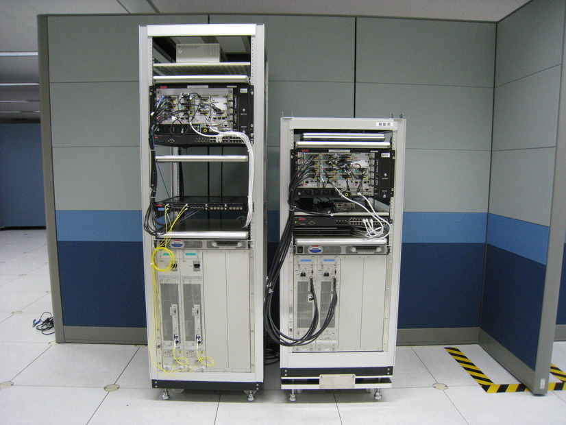 展示の見どころの１つ、LTE-Advancedの高速無線伝送の実験。左側が基地局、右側が移動局になっている
