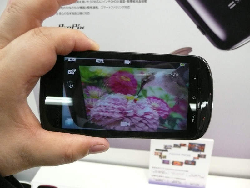 3D動画の撮影。写真だとあまり実感が伝わらないかもしれないが、液晶画面では3D動画が撮れていることが分かる