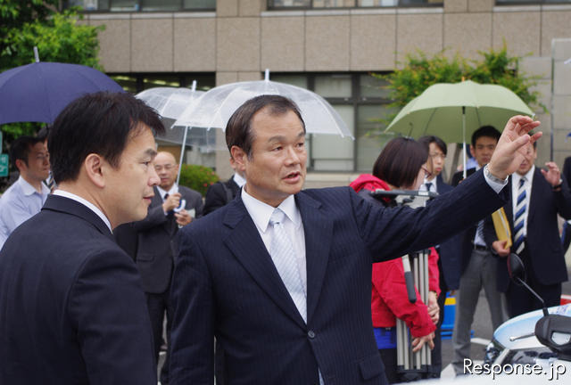 清水市長（左）と伊東社長（右）