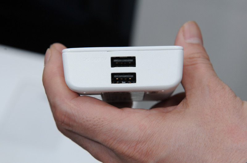 おくだけ充電に対応する「ポケットチャージャー02」。ケータイへの充電はUSBケーブルで行う