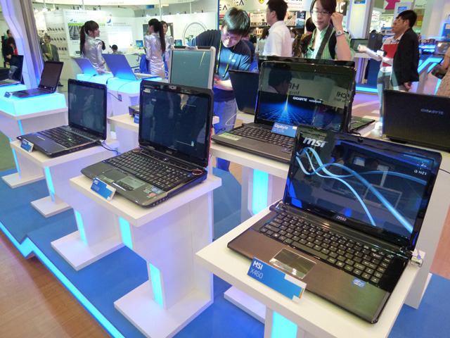 各社が発表したIntel Core搭載機が並ぶ
