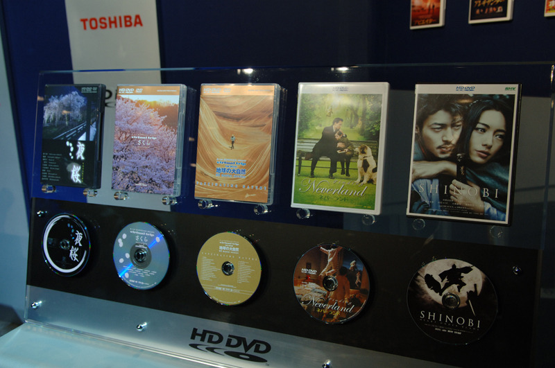 　東芝は31日、世界初のHD DVDプレーヤー「HD-XA1」を発表するとともに、同日発売した。価格はオープンで、実売予想価格は11万円前後。