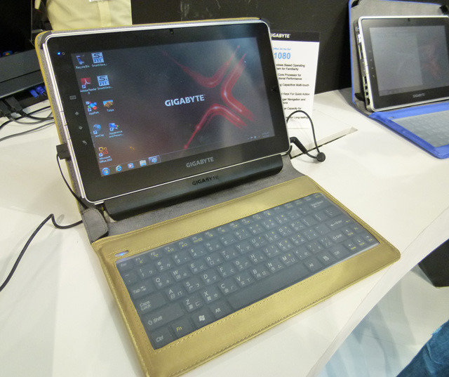 キーボードとスタンドケースで使用した場合。タブレット下の黒いバーは予備バッテリ