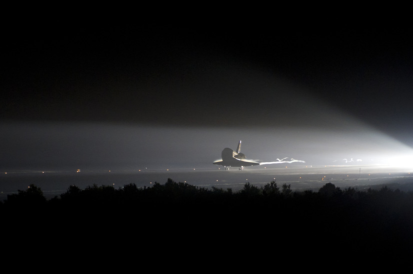 スペースシャトル「エンデバー」が1日午前2時35分（日本時間同日午後3時35分）、ケネディ宇宙センターに帰還