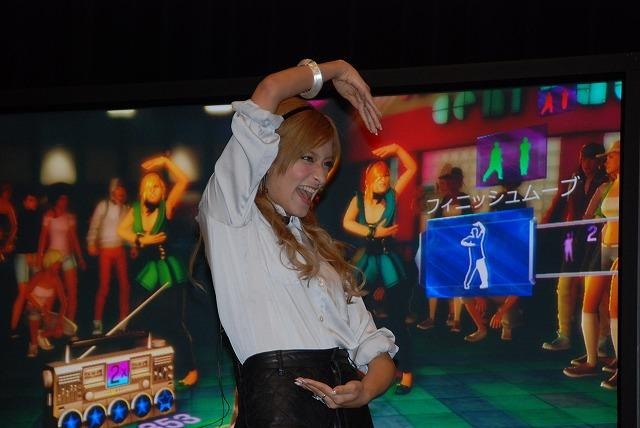 話題のKinect『DANCE CENTRAL』をタレントやモデルがプレイ  派手なアクションを見せたローラさん
