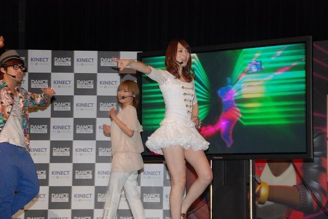 話題のKinect『DANCE CENTRAL』をタレントやモデルがプレイ  佐藤さんはゲーマーのプライドをかけて参戦