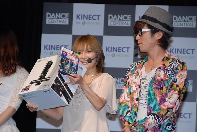 話題のKinect『DANCE CENTRAL』をタレントやモデルがプレイ  優勝した立花さんは笑顔でXbox360をゲット