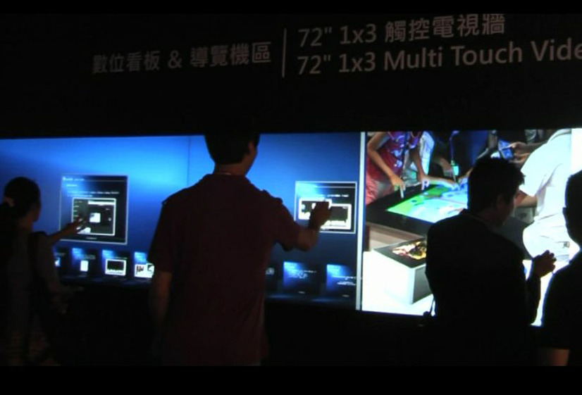72型巨大タッチディスプレイももちろん実際にタッチできる