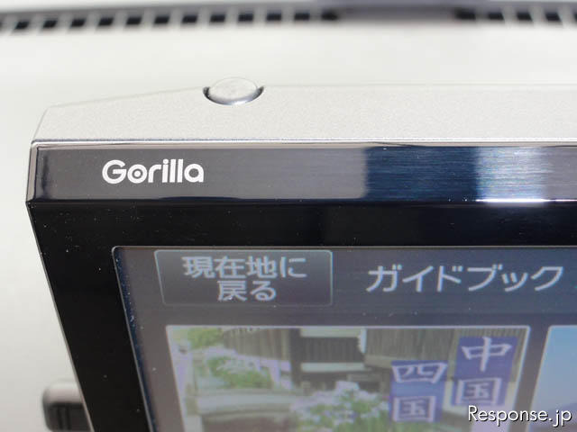 「Gorilla」ロゴマークは、本体の左上に、しかもサイズが小さくなって配置されている