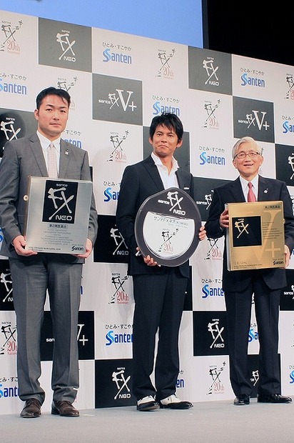向かって右から代表取締役社長兼CEO黒川明氏、織田裕二、薬粧事業部長加田敏氏