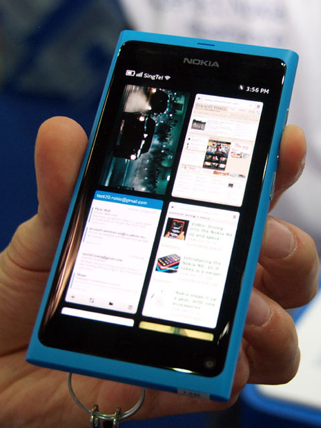 前面には一切のキーを持たない「Nokia N9」