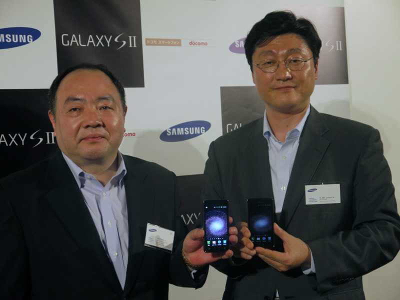 サムスン電子無線事業部東南アジア輸出Group長 専務 趙洪植氏とサムスンテレコムジャパン端末営業部部長の呉昌珉氏