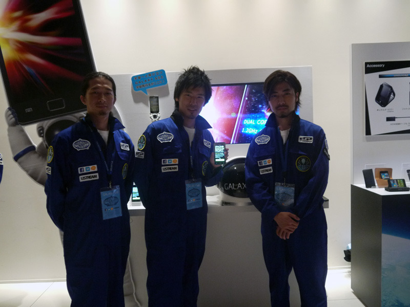 宇宙を意識したスタッフやディスプレイが並ぶ会場