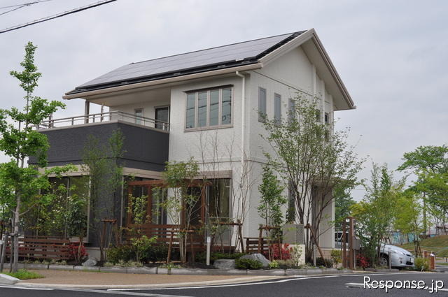 豊田市低炭素社会システム実証プロジェクトの実験用モデル住宅。太陽光発電パネル