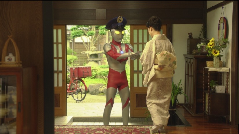 ソフトバンクモバイルの新CMでは、ウルトラマンが郵便屋さんとして登場