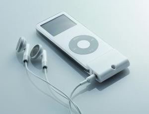 　エレコムは、iPod nano対応のコネクタ装着型ホルダー3種を5月中旬に発売する。いずれもiPod nanoのコネクタ部分を利用した独自のラッチシステムを採用するのが特徴だ。