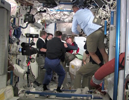 ISSのクルーに出迎えられるアトランティスの搭乗員