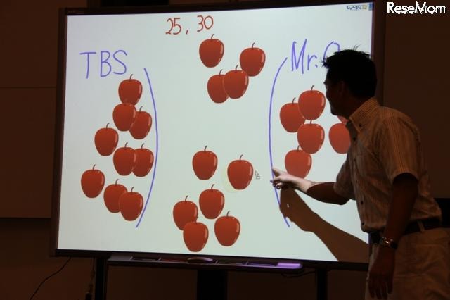 【EDIX】電子黒板による実践的英語授業…暁星小学校 参加者と岡沢氏がりんごとりゲームで対戦。なお「TBS」はTokyo Big Sight」で参加者側のこと