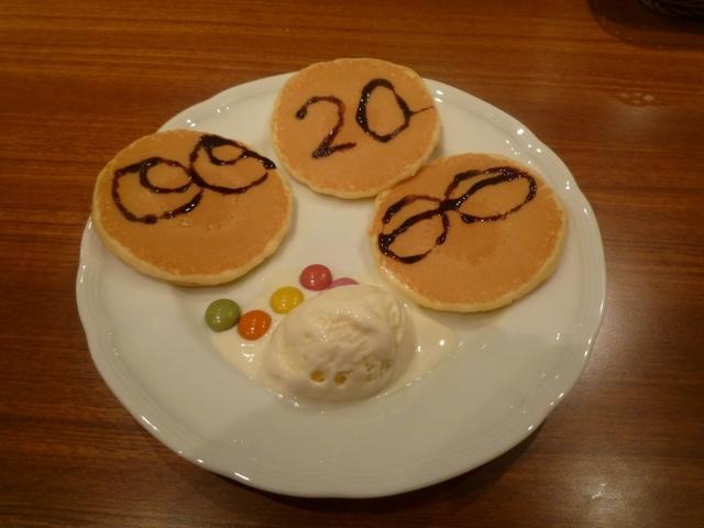 沢山のぷよら～と会えるかも？『ぷよぷよ!!』×ニコニコ本社のコラボイベントに行ってきました チョコペンを使って顔を描きます