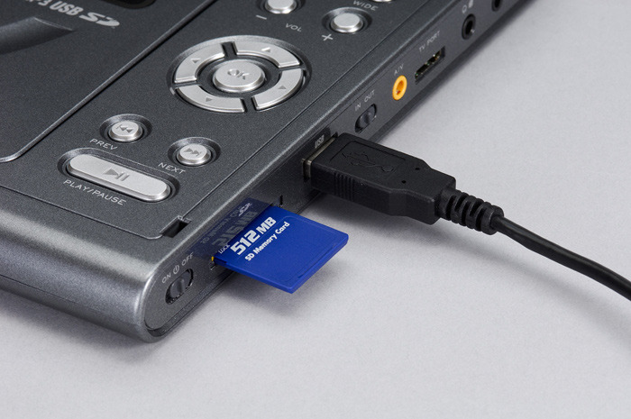 SDメモリーカードスロットとUSB1.1ポートを装備