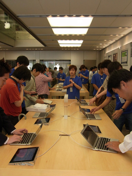 OS X Lionのチェックに真剣そのものの店内