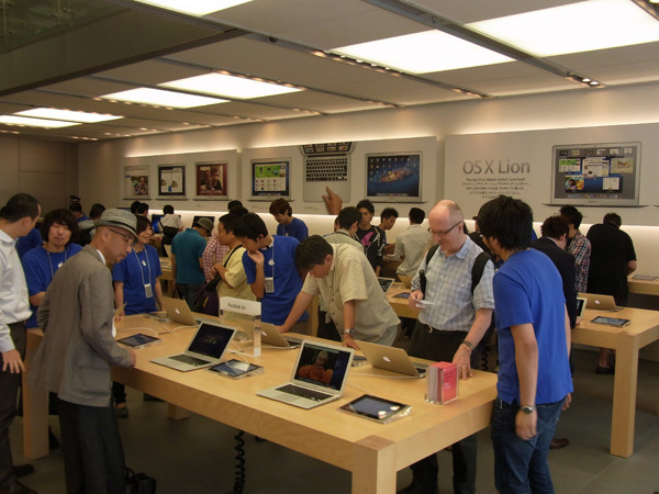 混雑する様子に偶然通りがかりOS X Lionの登場を知る人も