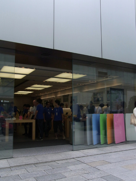 開店前から並ぶ姿もあったApple Store, Ginza