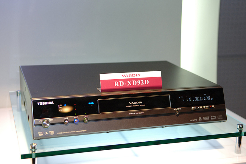 VARDIA RD-XD92D。前面に傾斜のあるデザインが特徴