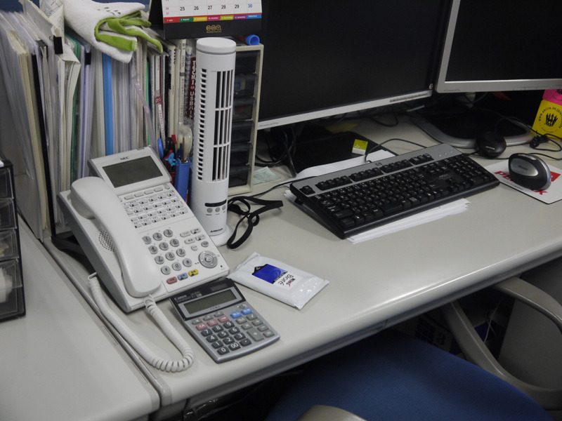 オフィスが暑い！USB接続のスリムタワー型扇風機を導入
