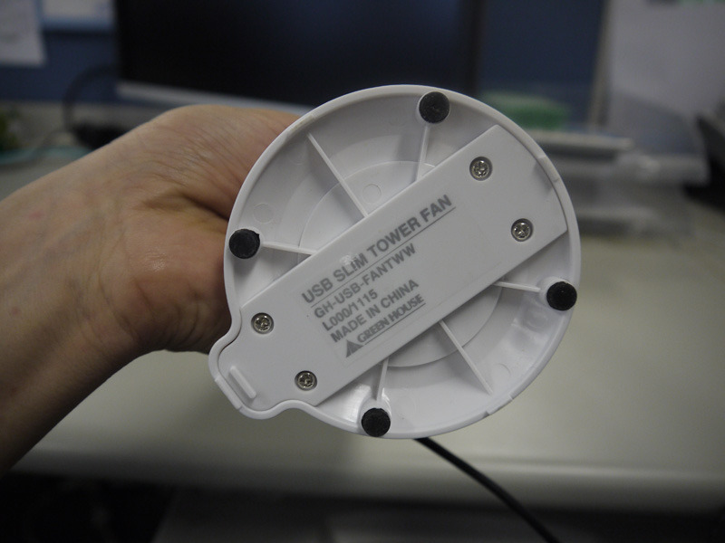 オフィスが暑い！USB接続のスリムタワー型扇風機を導入