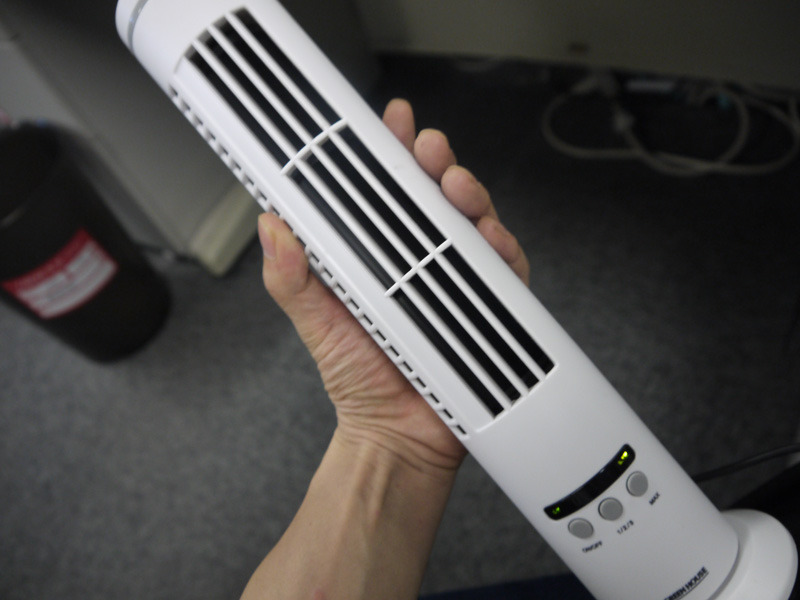 オフィスが暑い！USB接続のスリムタワー型扇風機を導入