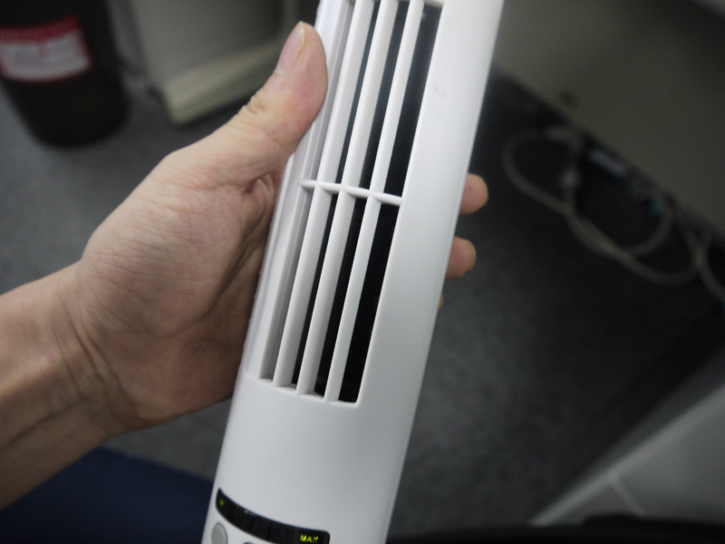 オフィスが暑い！USB接続のスリムタワー型扇風機を導入